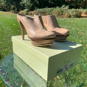 DONALD PLINER ROUND TOE LEATHER TEXTURED HEEL NUDE